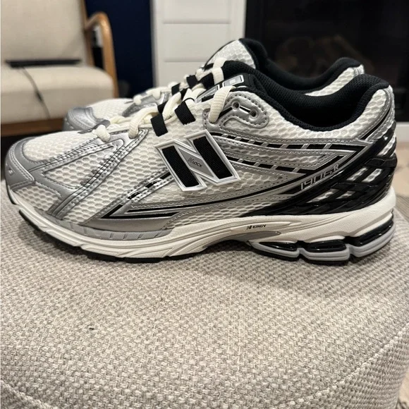 New Balance 1906R Silver Metallic Black Men’s 10.5 New Without Box